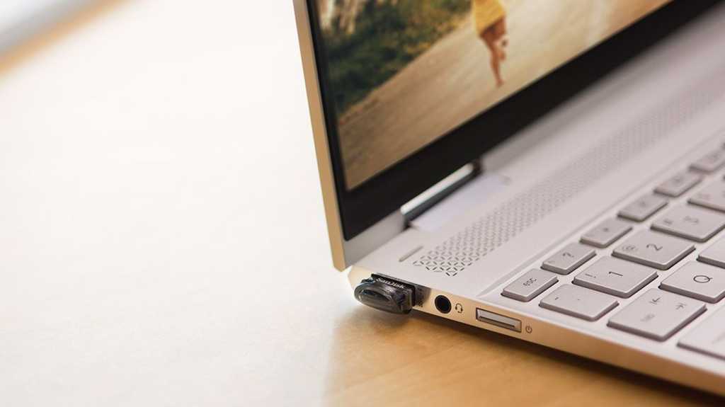 Image of the SanDisk 512GB Ultra Fit Flash Drive into a laptop